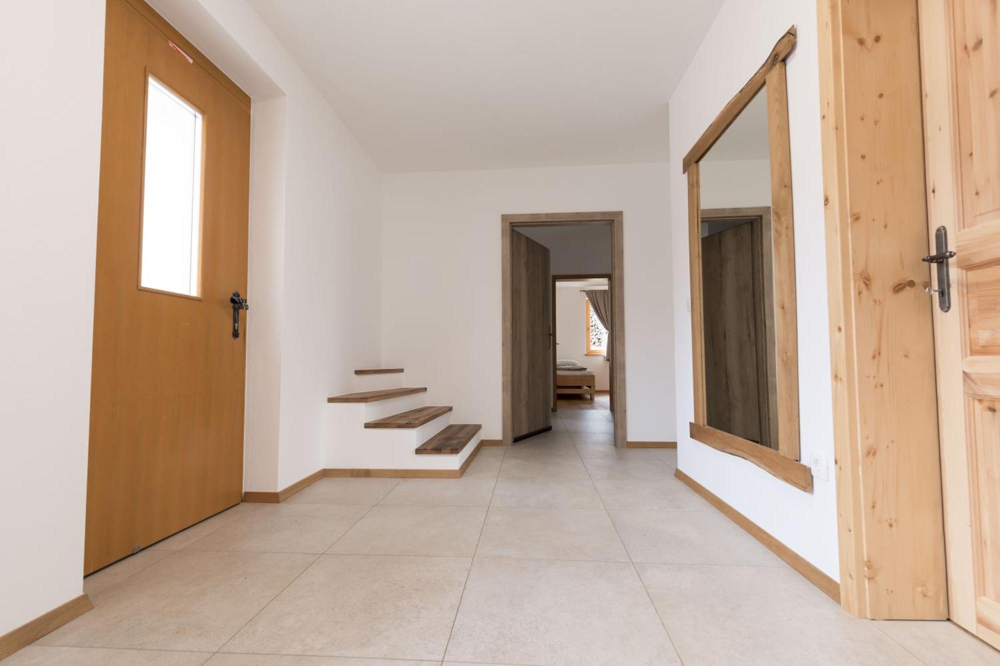 Larch House Apartment