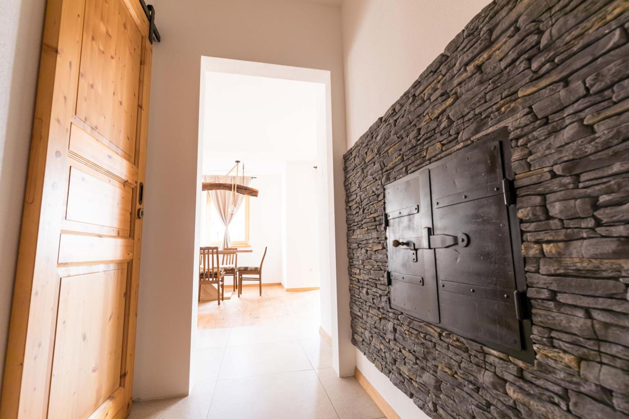 Larch House Apartment *