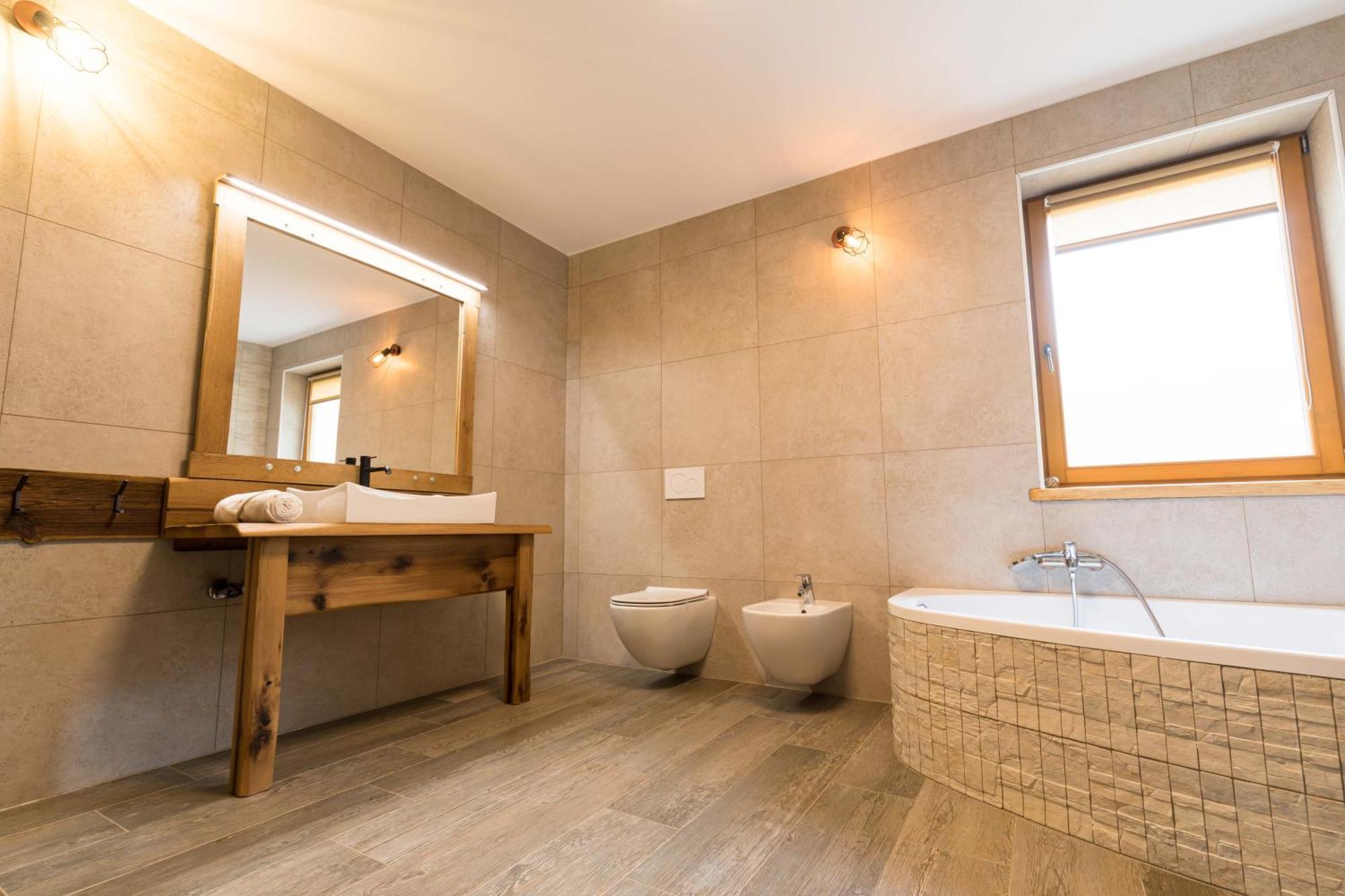 Larch House Apartment *