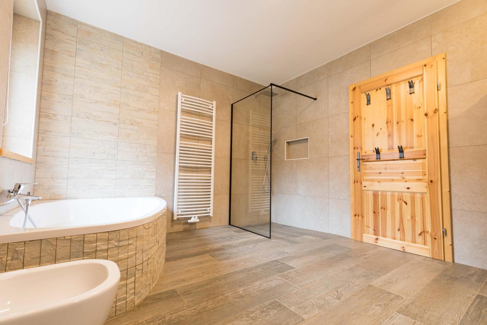 Larch House Apartment